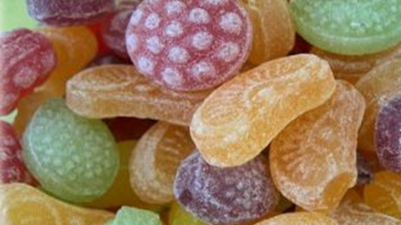 Qué pasa en tu boca y tus dientes apenas consumes azúcar (y cómo minimizar el daño que provoca)