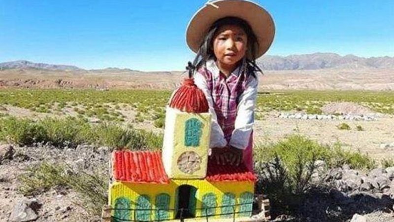La historia detrás de la conmovedora foto de Delfina y su cabildo del 25 de Mayo