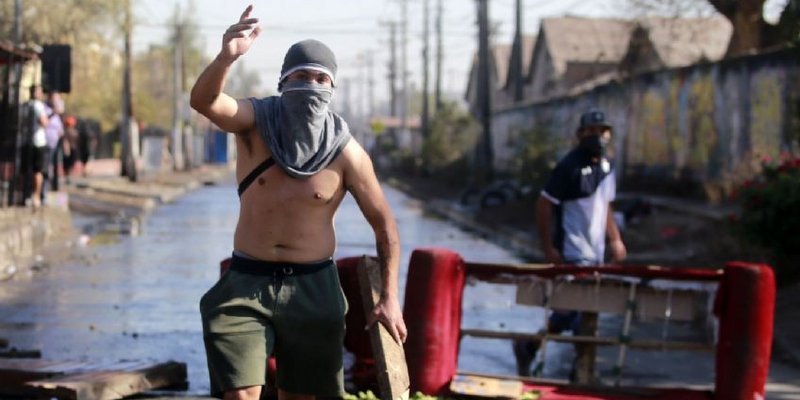 Continúan los disturbios en Chile en los barrios más pobres