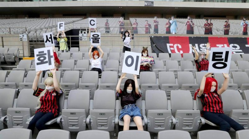 Un club coreano debió disculparse luego de ubicar muñecas inflables en las tribunas