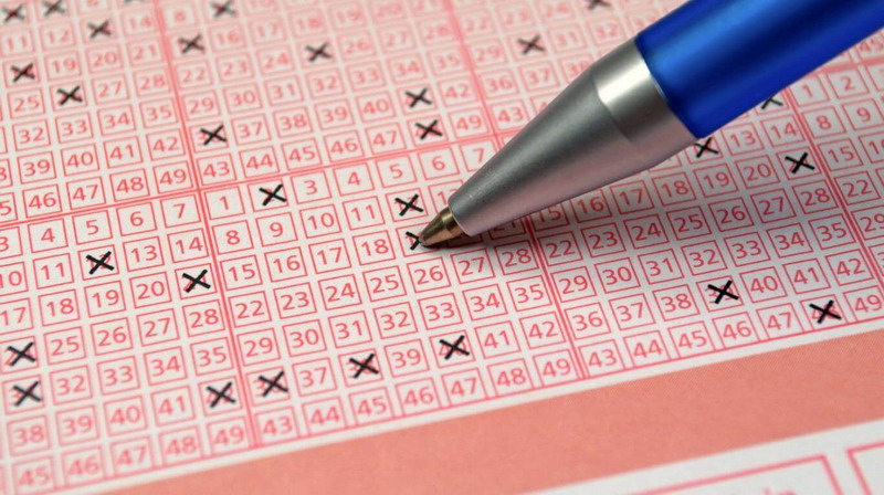 Vendió un par de tapabocas, jugó a la lotería… ¡y ganó más de 120.000 dólares!