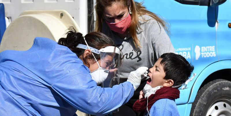 Autorizan a padres a salir con niños para hacer las compras
