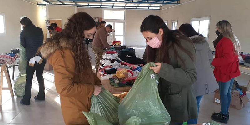 Reinas solidarias entregaron ropa de abrigo a quienes más lo necesitan
