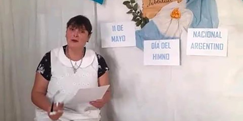 Desde casa, una docente celebró el Día del Himno Nacional