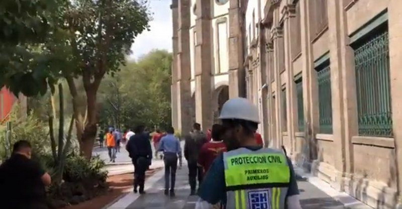 Fuerte sismo de 7.5 grados y alerta de tsunami en México