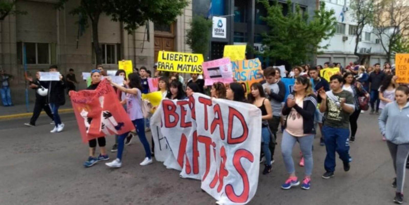 Mató al hombre que abusó de su hija de 5 años y lo liberaron por “emoción violenta”