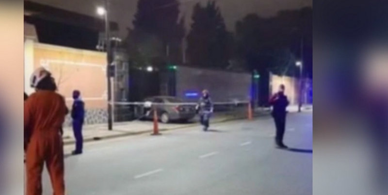 Un conductor se incrustó en el frente de la embajada China y aseguró que tenía explosivos