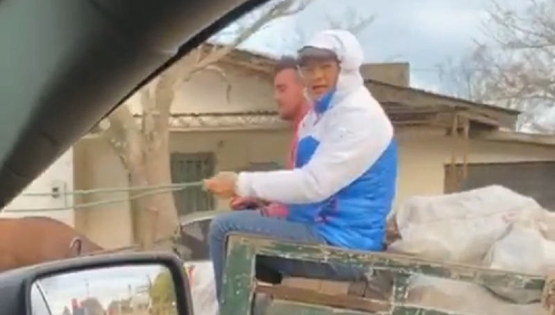 El Chino Maidana, que acumula millones de dólares, vende leña en un carro por las calles de Margarita