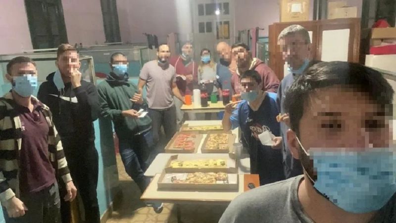 No aprenden más: aislados por compartir un mate, se juntaron a comer pizza en el hospital