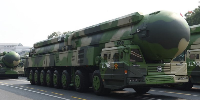 De palos y piedras a portaaviones y bombas atómicas: con qué arsenal se amenazan China e India