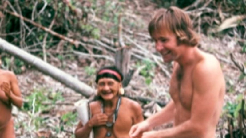“Éramos extraterrestres”: las fotos inéditas en que una tribu aislada en la selva amazónica hizo contacto con el mundo exterior