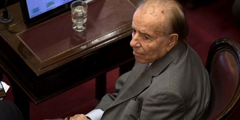 Parte médico: Menem “se levantó y pudo comer solo”