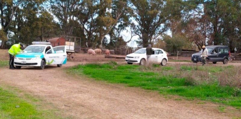 Abrió un camino clandestino en su campo y cobraba peaje para evitar controles sanitarios