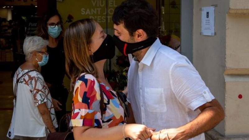 Recomiendan el sexo al aire libre para evitar contagios de coronavirus