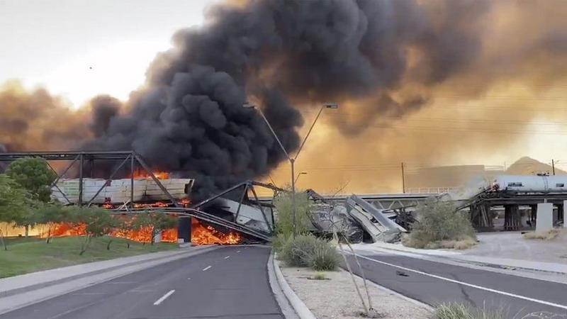 Voraz incendio en puente de Tempe provocó el descarrilamiento de un tren en Arizona