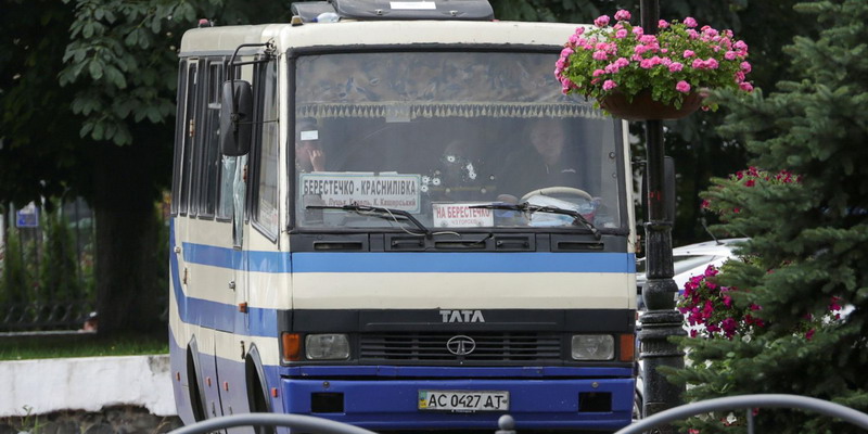 Un hombre con explosivos secuestra un autobús con una decena de pasajeros en Ucrania