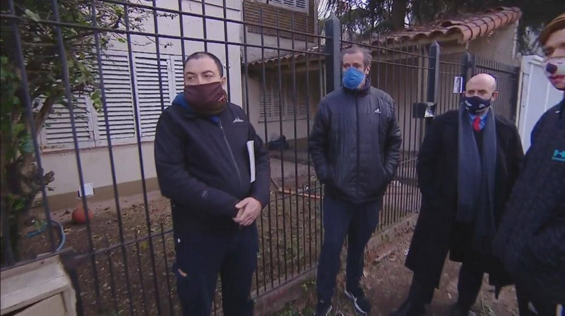 Quisieron usurpar una casa en Castelar, no pudieron y al escapar se olvidaron a la abuela