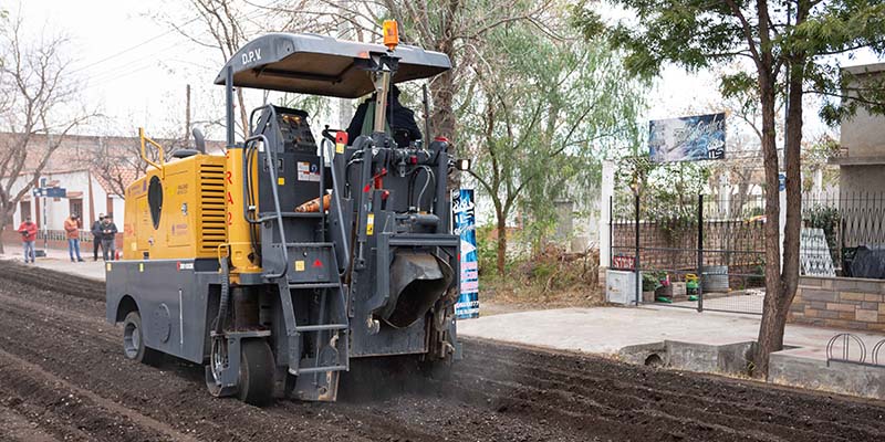 Realizan obras de asfalto en el departamento