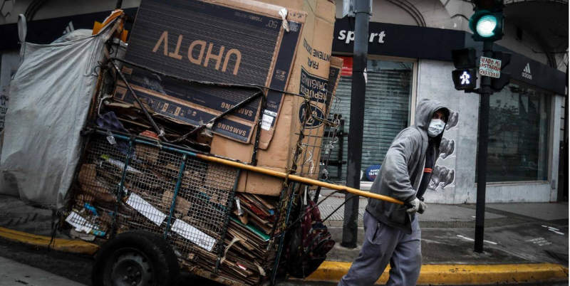 A cuatro meses de la cuarentena, el derrumbe del PBI es histórico y la emisión está en niveles récord