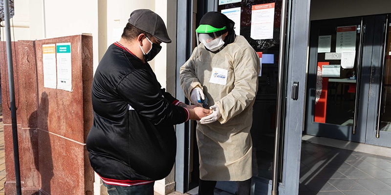 Se realizan operativos de desinfección en cajeros automáticos y bancos