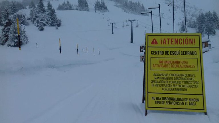 Se produjo una avalancha en el Cerro Catedral de Bariloche y murió el jefe de patrulla
