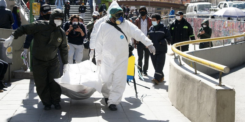 Colapsó el sistema sanitario en Bolivia: retiran mas de 400 cuerpos en calles, vehículos y domicilios