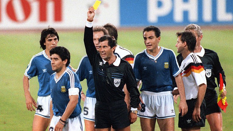 La revelación sobre la final del Mundial de Italia 90 que pone en aprietos al árbitro Codesal
