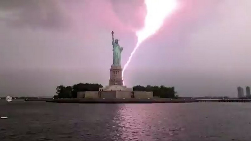 El espectacular momento en que un rayo impactó en la Estatua de la Libertad