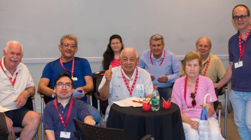 Dan trabajo a personas con discapacidad que ayudan a adultos mayores con la tecnología
