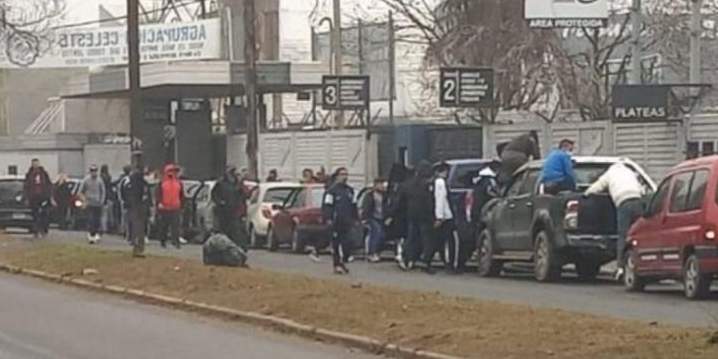 Caravana de barras de Quilmes para despedir al ladrón y marcha en apoyo al jubilado