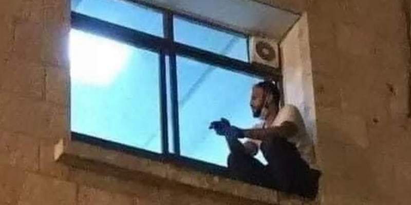 Trepó cada noche a la ventana de terapia intensiva para acompañar a su mamá enferma de COVID
