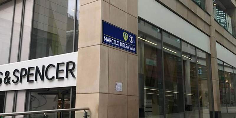 El Leeds es campeón y la locura por Bielsa no para: una calle de la ciudad ahora lleva su nombre