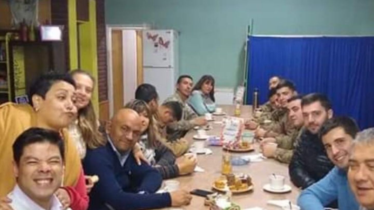 Funcionarios fueron fotografiados en un cumpleaños