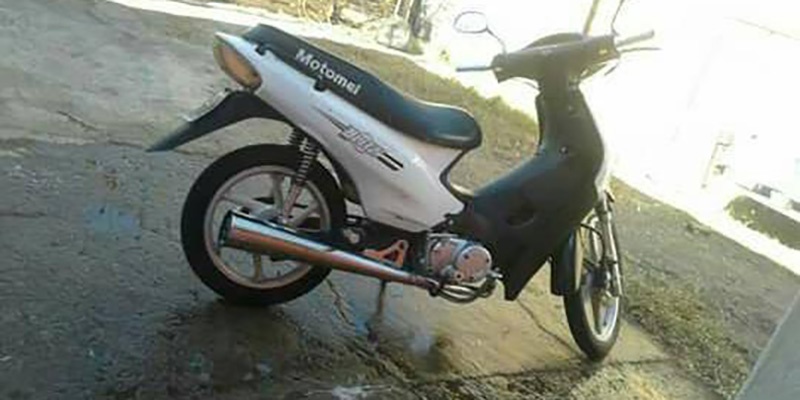 Sustrajeron una moto y otros elementos
