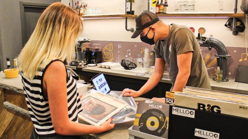 Estrategias postcuarentena: una pizzería italiana acepta discos de vinilo como forma de pago