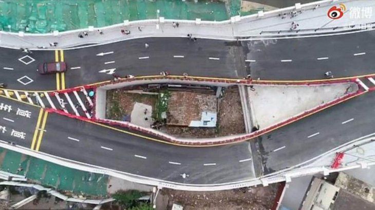 China: mujer se negó a vender su casa y ahora vive en medio de una autopista