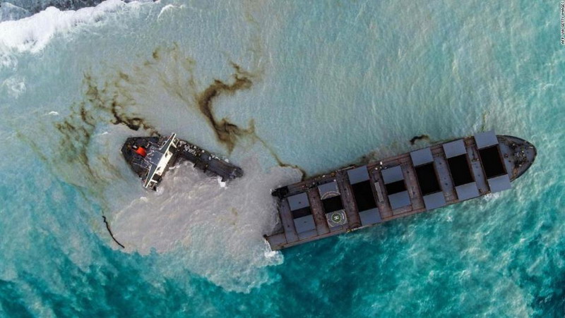 El carguero que derrama toneladas de petróleo frente a la costa de la Isla Mauricio se partió en dos