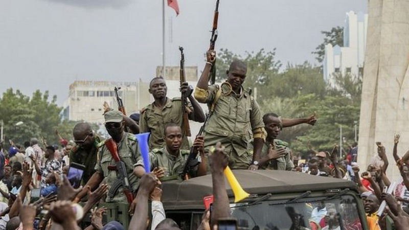 El presidente de Mali “renuncia” tras ser detenido por soldados