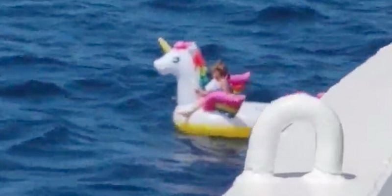En altamar y a bordo de un unicornio: así rescataron a una niña de tres años en Grecia