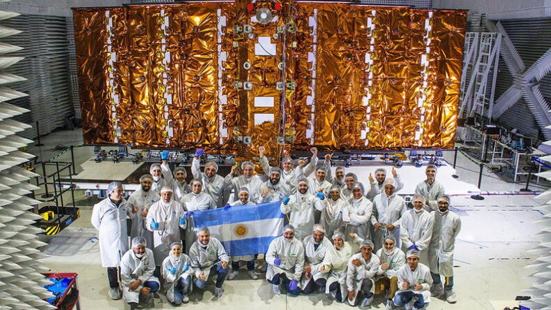 Una historia de 26 años de ciencia argentina de primer nivel viaja con el Saocom