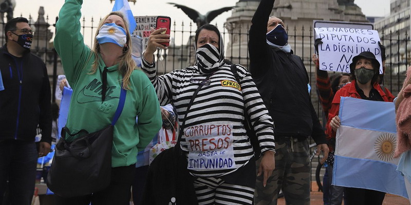 Manifestantes realizan una vigilia frente al Congreso en rechazo a la reforma judicial