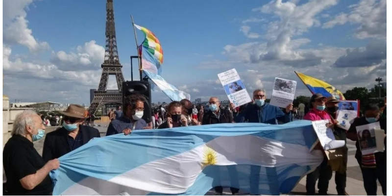Con barbijos salieron a protestar por la presencia de Macri en París