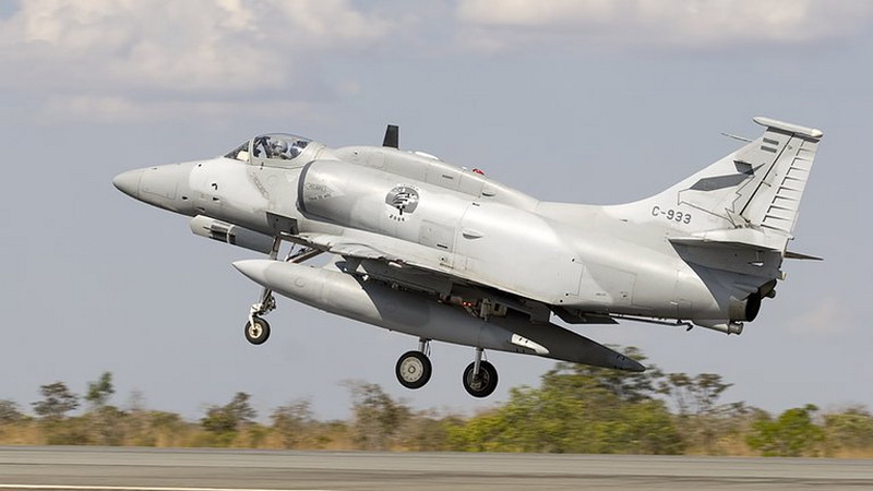 Se estrelló un avión de la Fuerza Aérea Argentina: murió el piloto pese a que se había eyectado