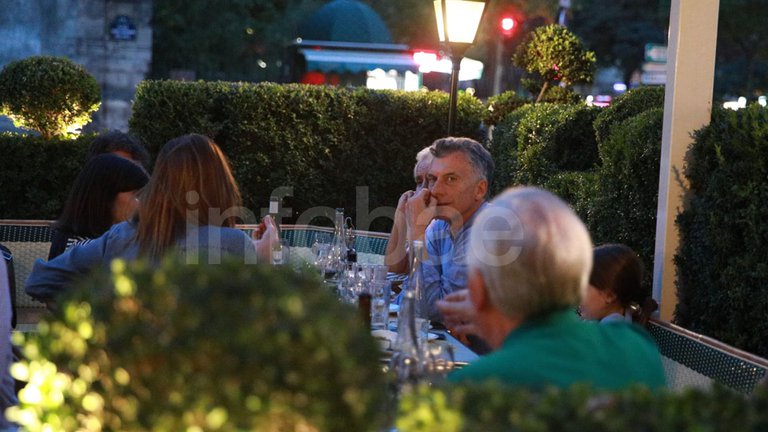 Mientras tanto Macri disfruta del verano europeo en la Costa Azul rodeado de amigos