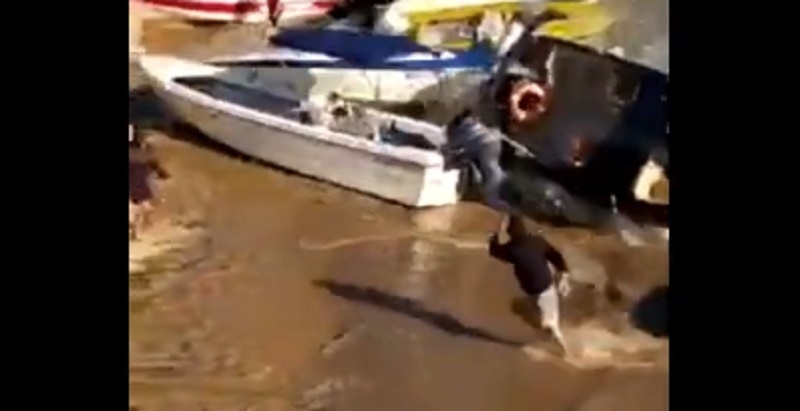 Una ola gigante provocó un impresionante choque en cadena de lanchas en el río Paraná