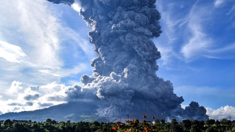 Erupción del volcán Sinabung en Indonesia obligó a evacuar a 30 mil personas