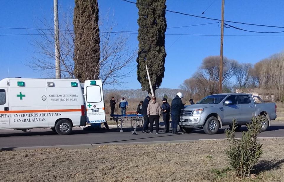 Joven herido tras ser impactado por una camioneta