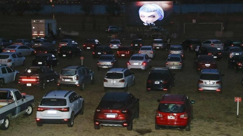 Vuelven los ’70: por el efecto pandemia, abren autocines en todo el país