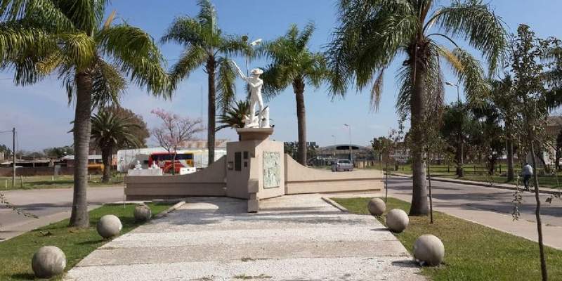 Una ciudad prohíbe hasta los paseos en espacios públicos