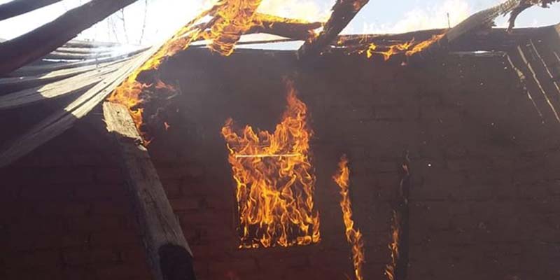 Se incendió el techo de una vivienda